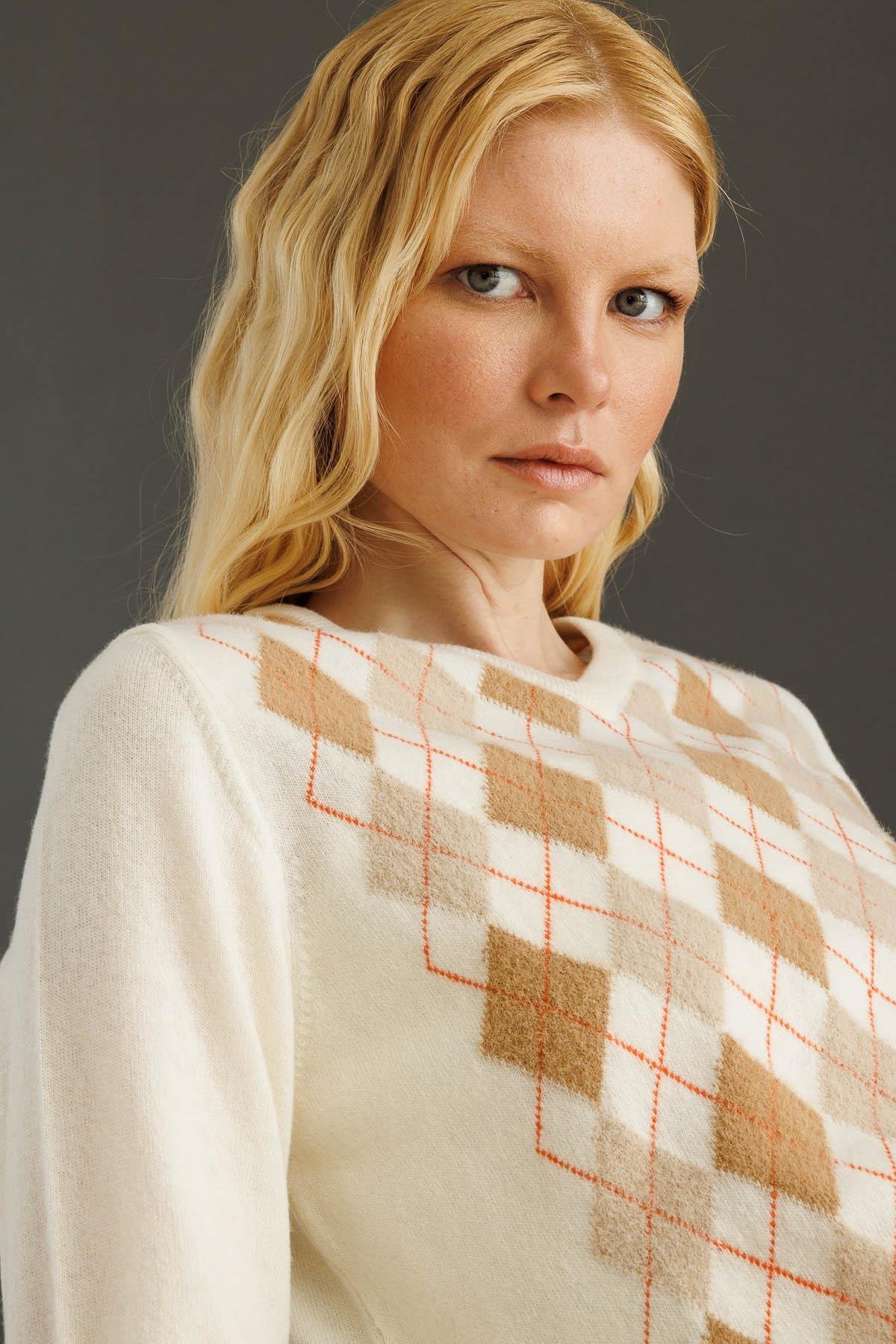 24034Kadın V Yaka Baklavalı Yün Kazak Kemik