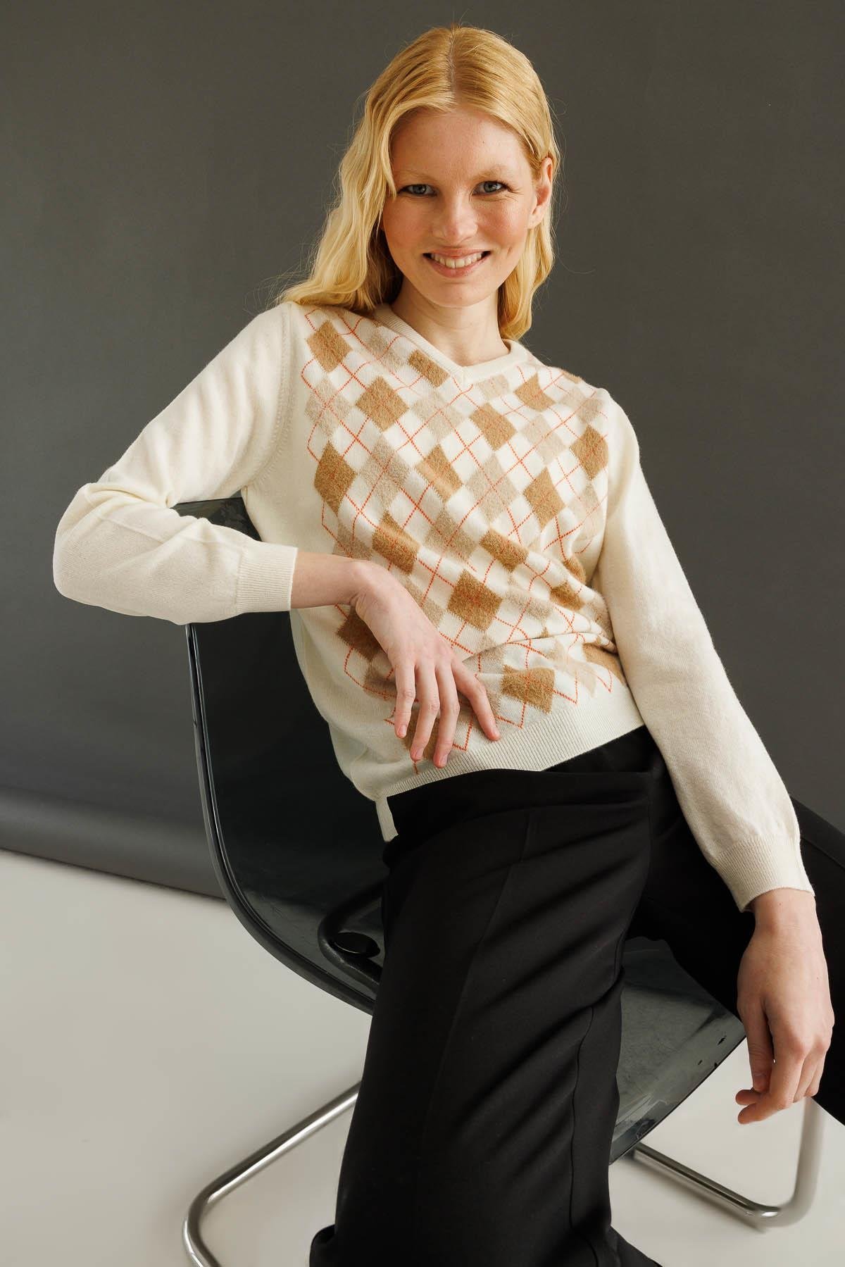 24034Kadın V Yaka Baklavalı Yün Kazak Kemik