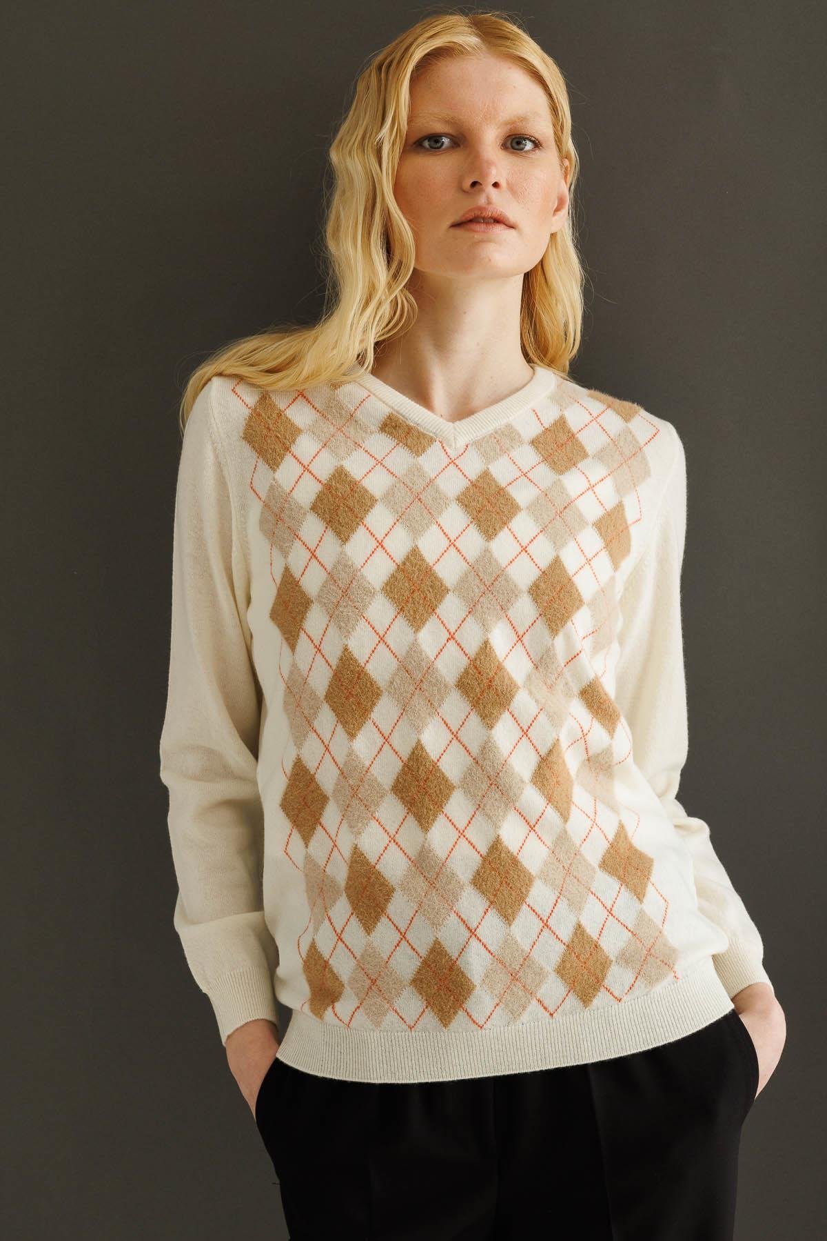 24034Kadın V Yaka Baklavalı Yün Kazak Kemik