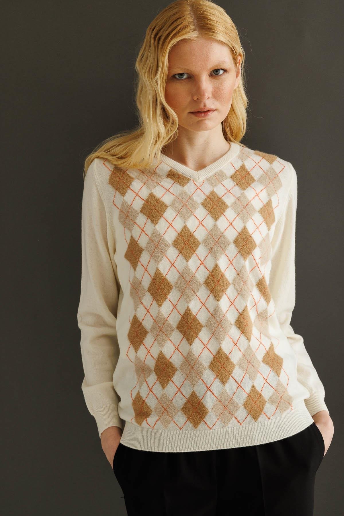 24034Kadın V Yaka Baklavalı Yün Kazak Kemik