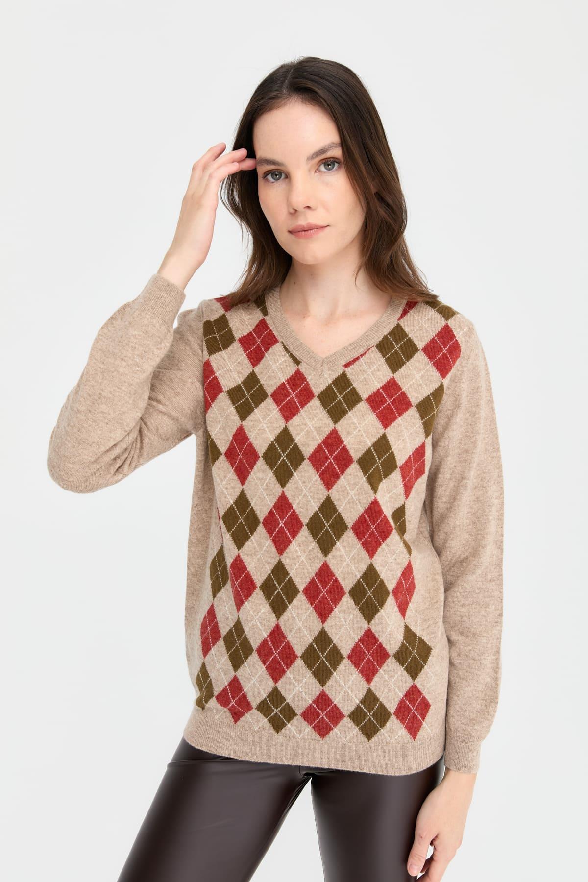 24034Kadın V Yaka Baklavalı Yün Kazak K.Bej