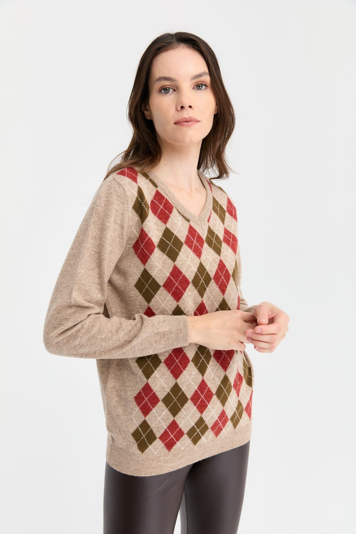 24034Kadın V Yaka Baklavalı Yün Kazak K.Bej