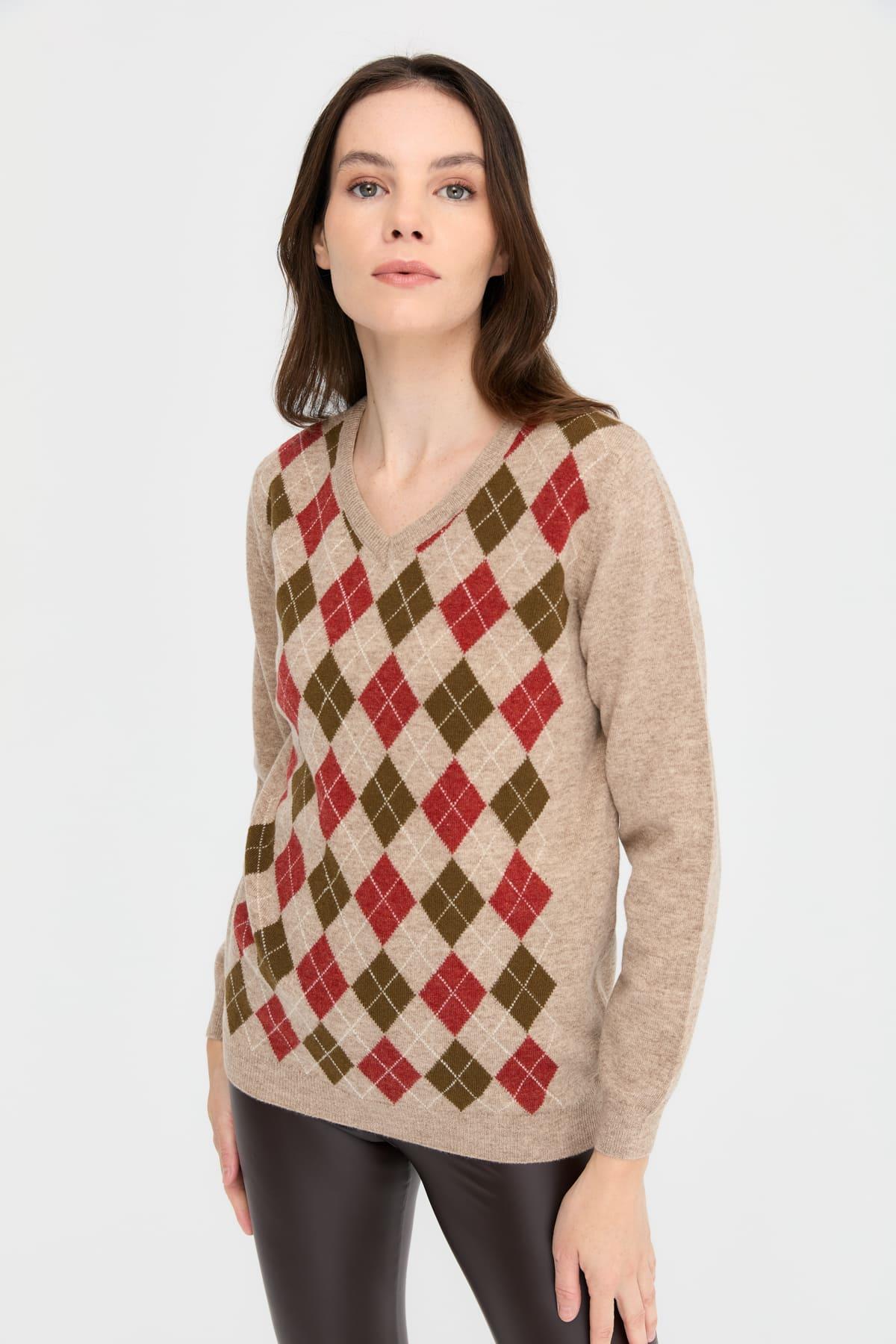 24034Kadın V Yaka Baklavalı Yün Kazak K.Bej