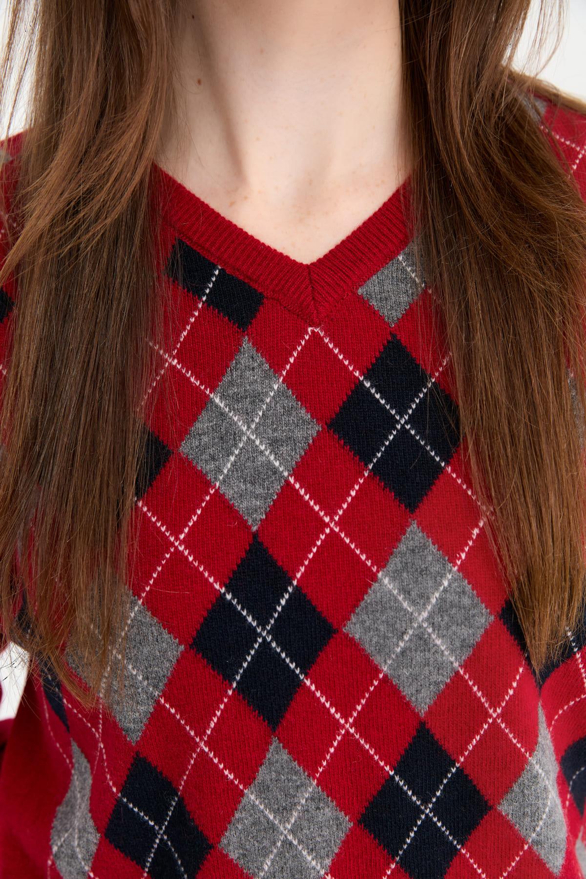 24034Kadın V Yaka Baklavalı Yün Kazak K.Kırmızı