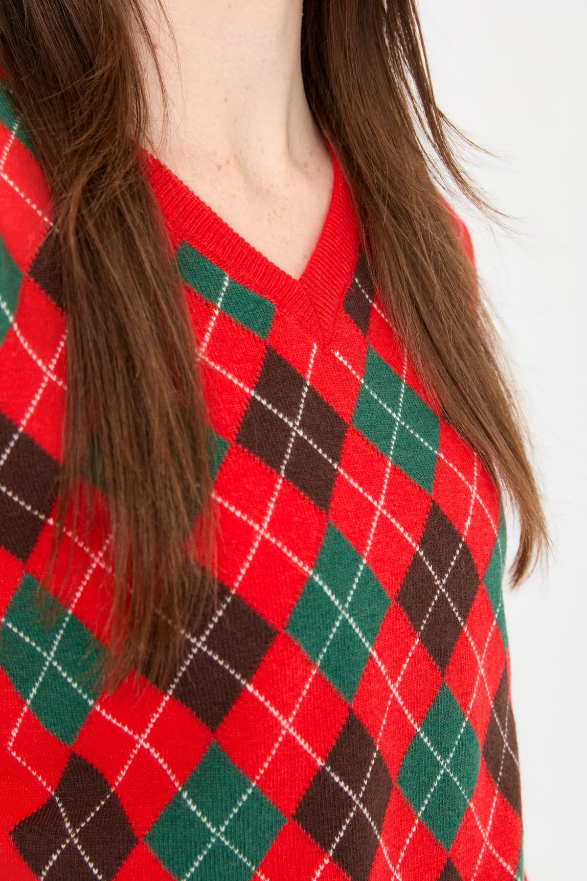 24034Kadın V Yaka Baklavalı Yün Kazak Mercan