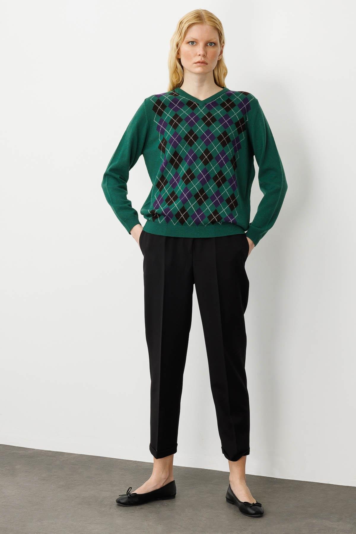 24034Kadın V Yaka Baklavalı Yün Kazak Ö.Başı