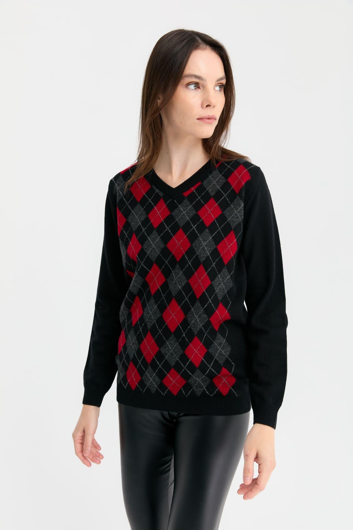 24034Kadın V Yaka Baklavalı Yün Kazak Siyah