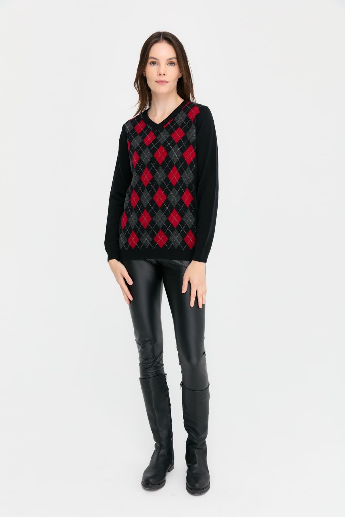 24034Kadın V Yaka Baklavalı Yün Kazak Siyah