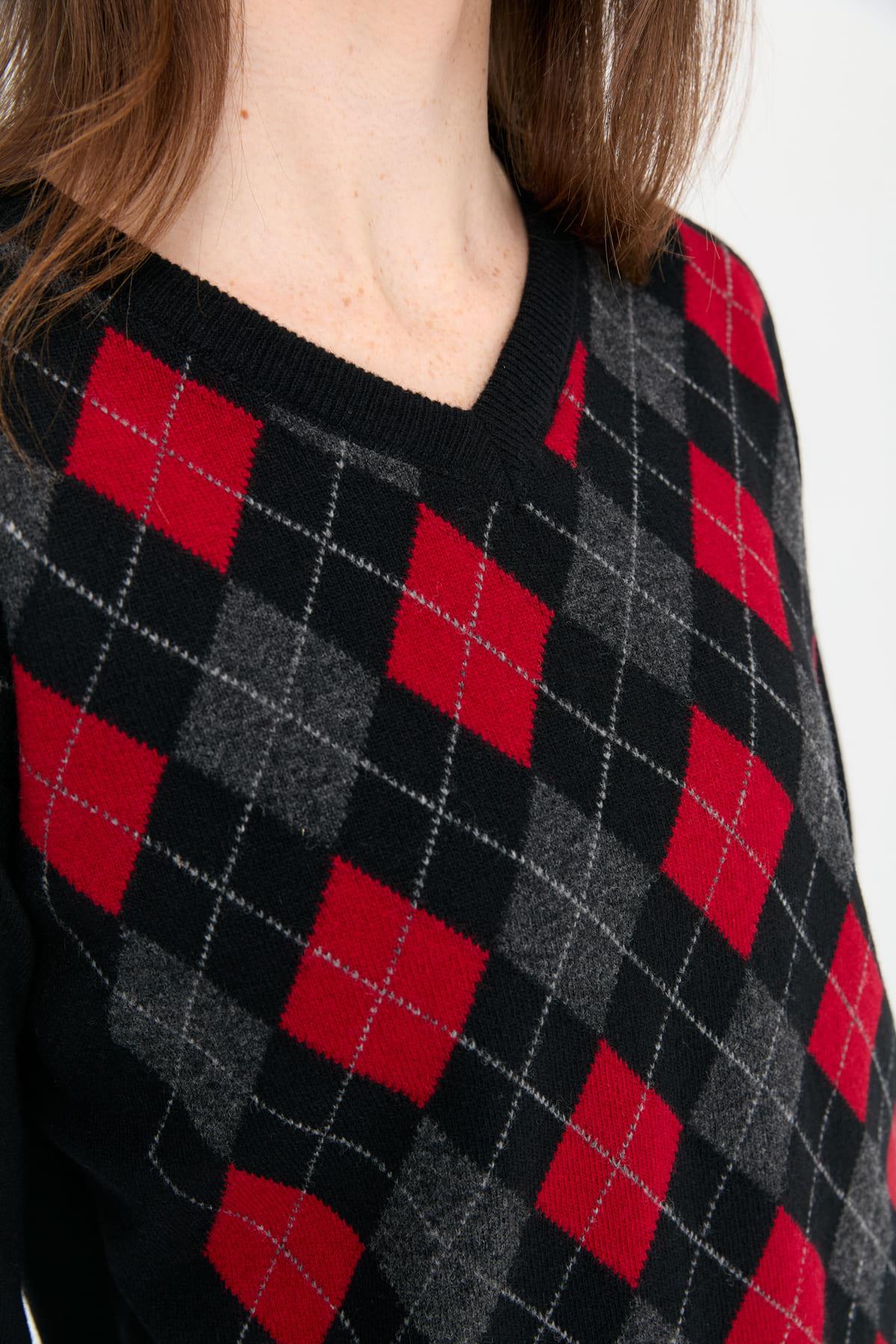 24034Kadın V Yaka Baklavalı Yün Kazak Siyah