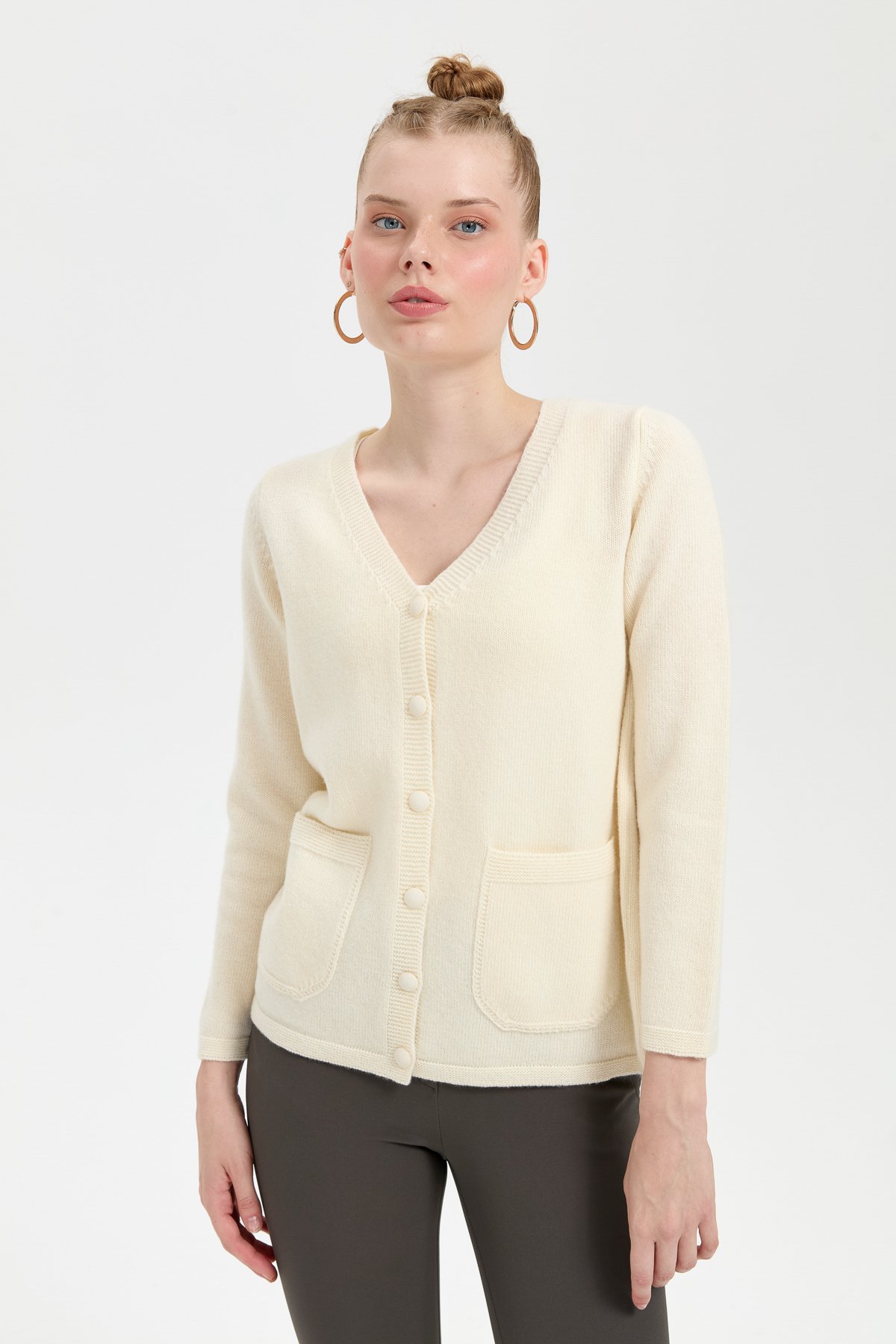 24043Kadın V Yaka Basic Yün Hırka Kemik