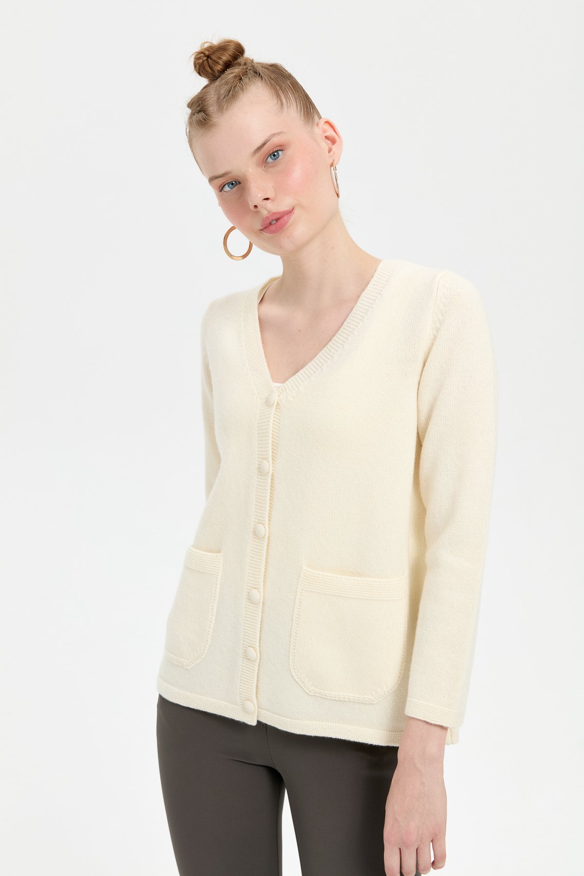 24043Kadın V Yaka Basic Yün Hırka Kemik