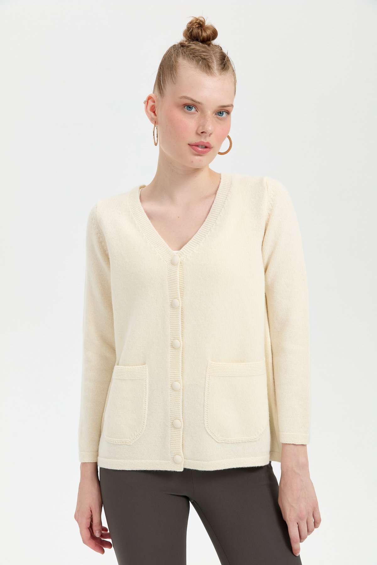 24043Kadın V Yaka Basic Yün Hırka Kemik