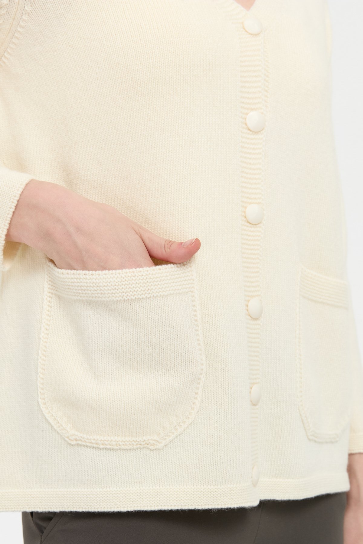 24043Kadın V Yaka Basic Yün Hırka Kemik