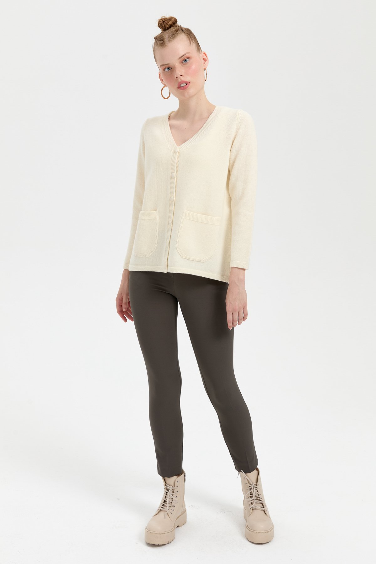 24043Kadın V Yaka Basic Yün Hırka Kemik