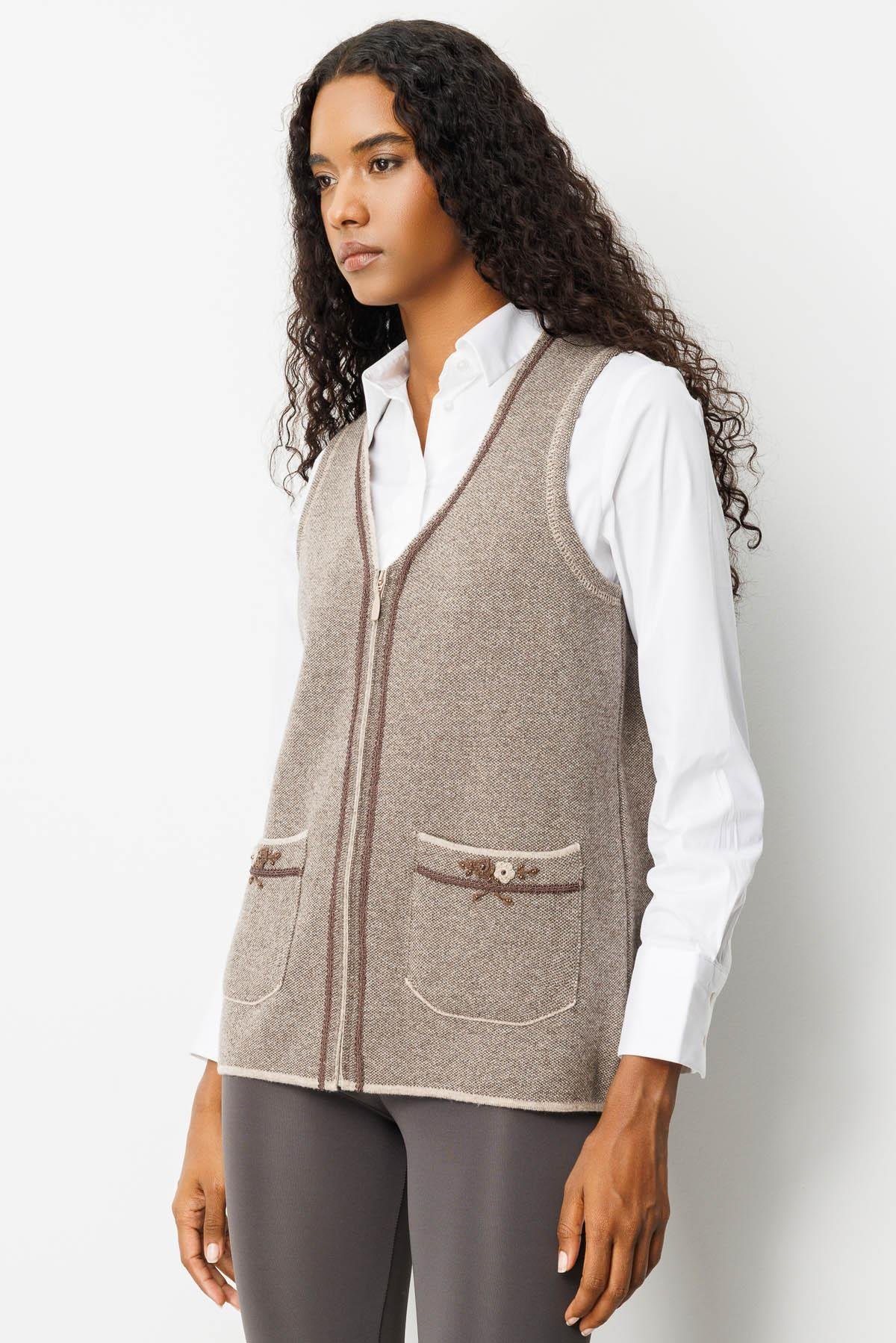 25030Kadın V Yaka Cebi Nakış İşlemeli Yün Yelek K.Bej