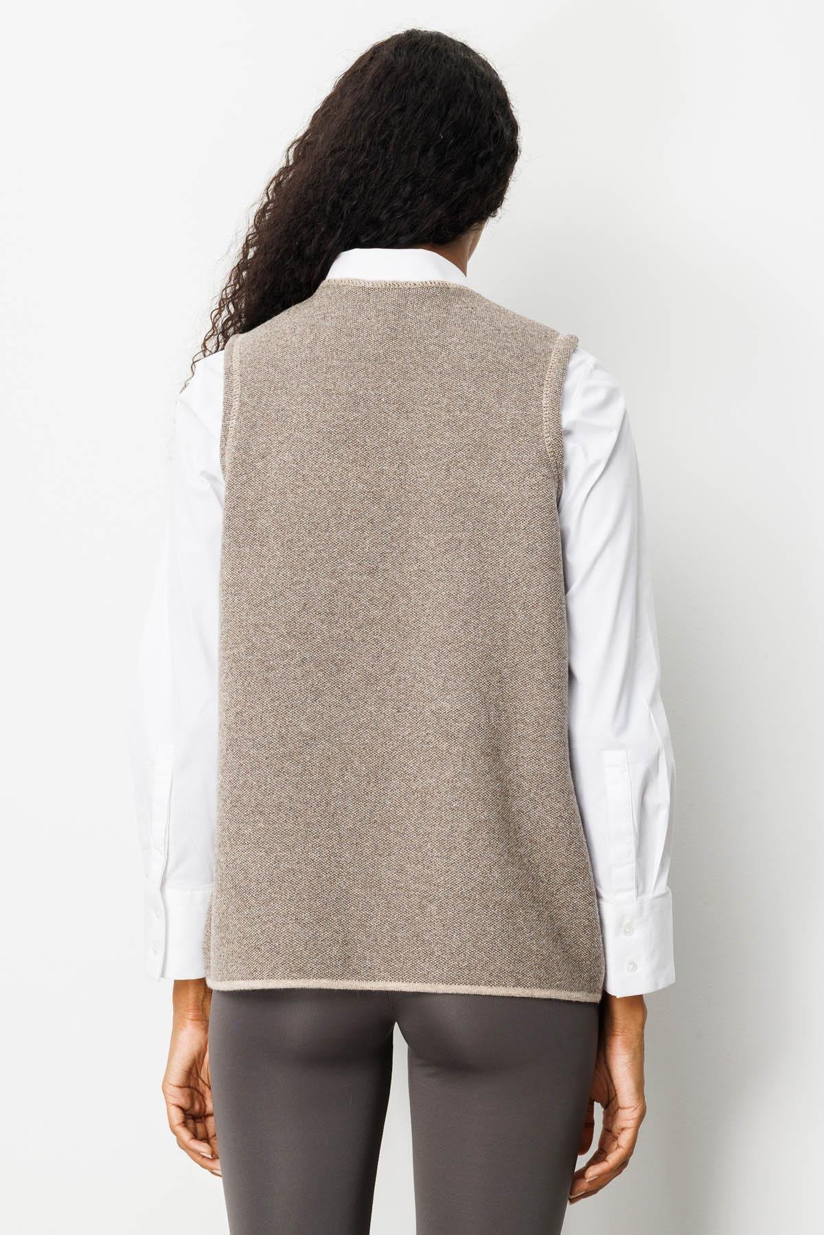 25030Kadın V Yaka Cebi Nakış İşlemeli Yün Yelek K.Bej