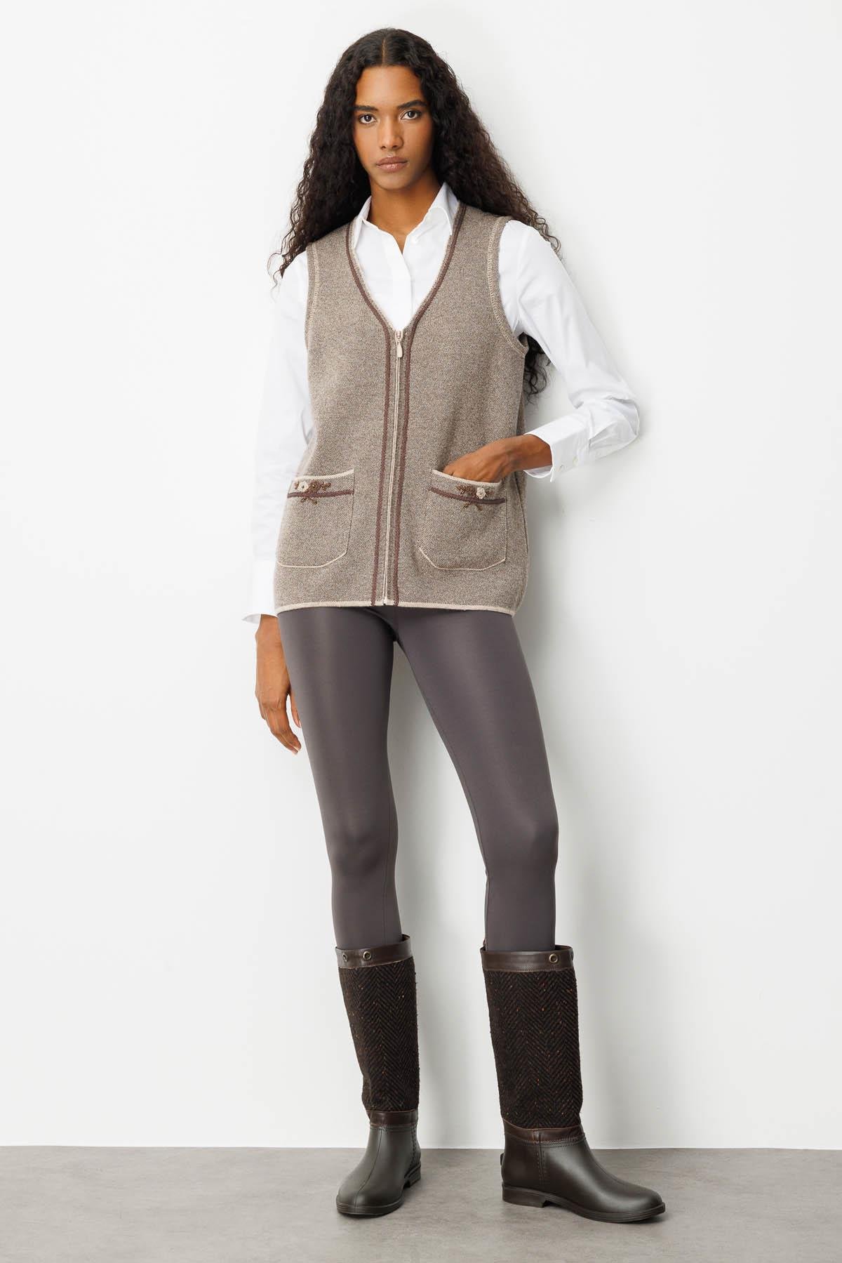 25030Kadın V Yaka Cebi Nakış İşlemeli Yün Yelek K.Bej