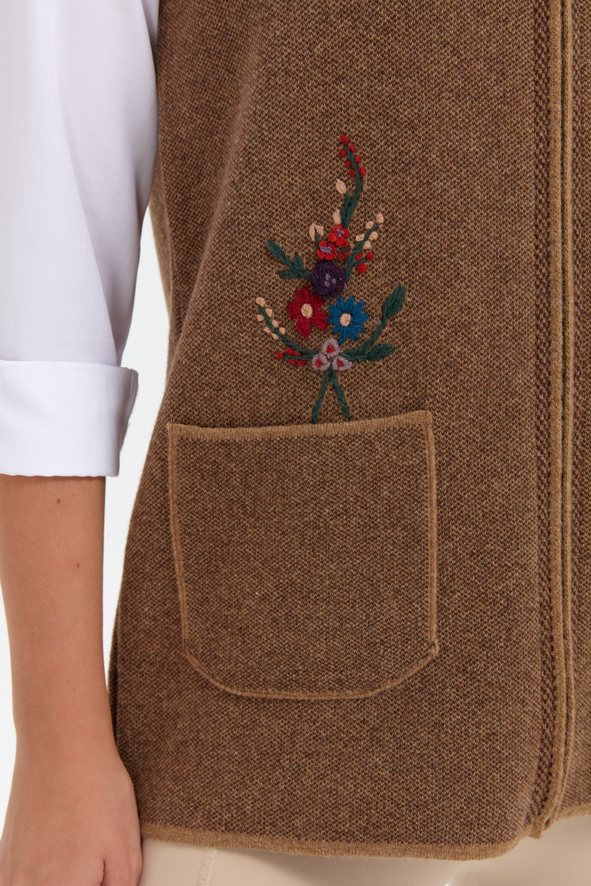 24001Kadın V Yaka Cep Üstü Nakış İşlemeli Yün Yelek V.Camel