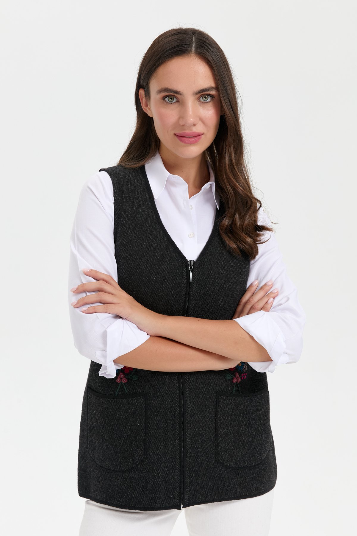 24001Kadın V Yaka Cep Üstü Nakış İşlemeli Yün Yelek Siyah