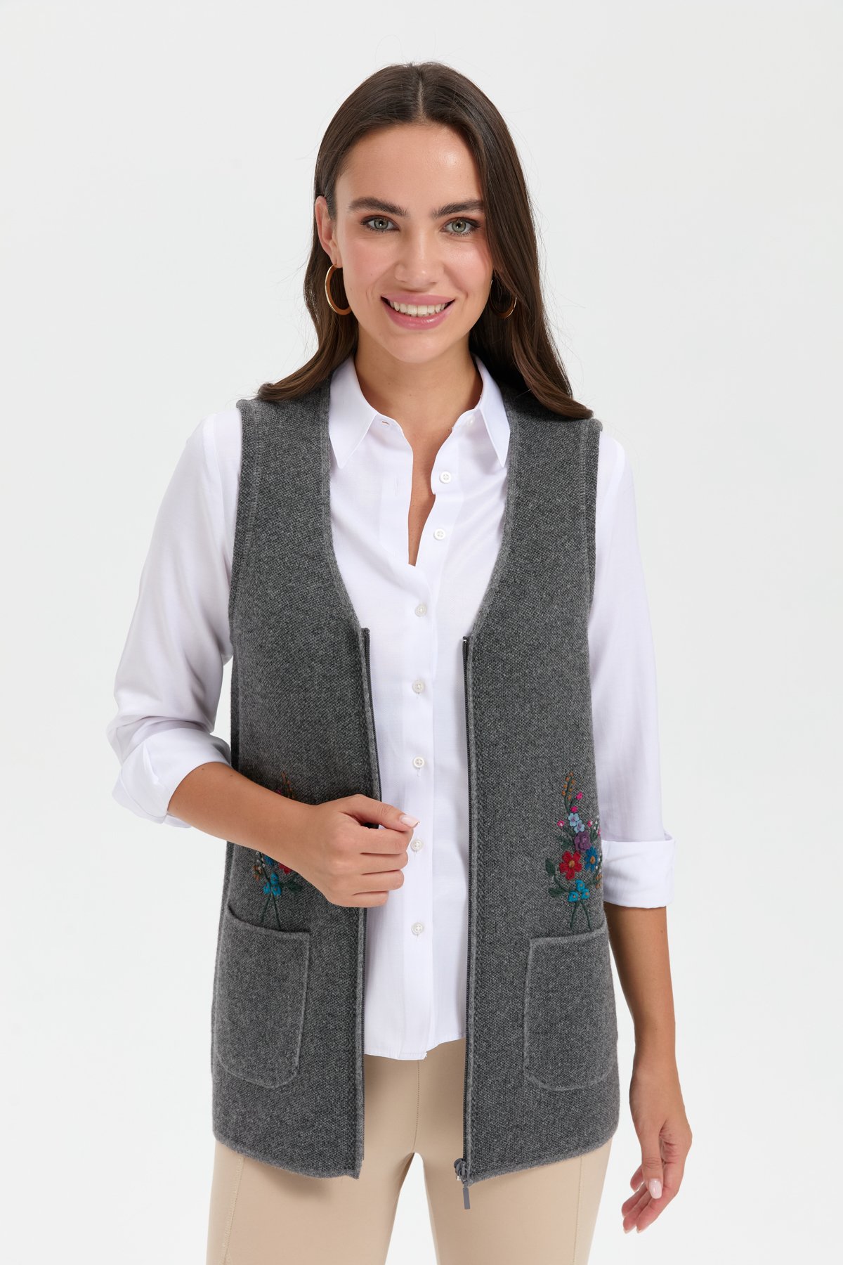 24001Kadın V Yaka Cep Üstü Nakış İşlemeli Yün Yelek Füme