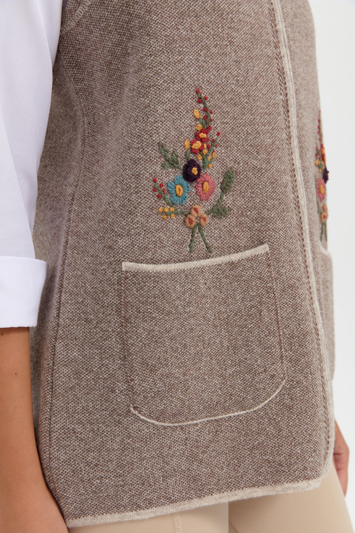 24001Kadın V Yaka Cep Üstü Nakış İşlemeli Yün Yelek V.Bej