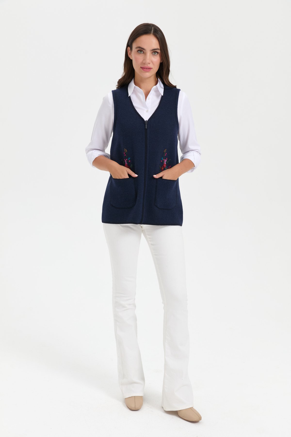 24001Kadın V Yaka Cep Üstü Nakış İşlemeli Yün Yelek K.Lacivert