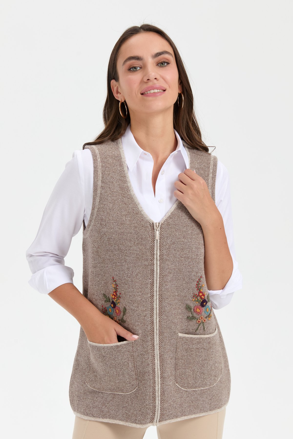 24001Kadın V Yaka Cep Üstü Nakış İşlemeli Yün Yelek V.Bej