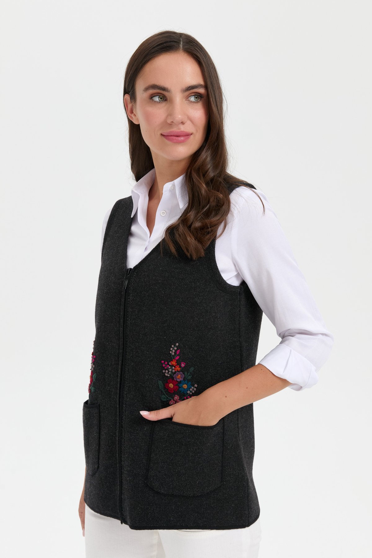 24001Kadın V Yaka Cep Üstü Nakış İşlemeli Yün Yelek Siyah