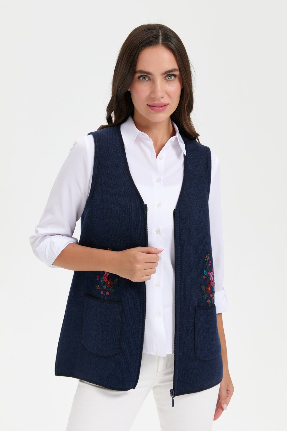 24001Kadın V Yaka Cep Üstü Nakış İşlemeli Yün Yelek K.Lacivert