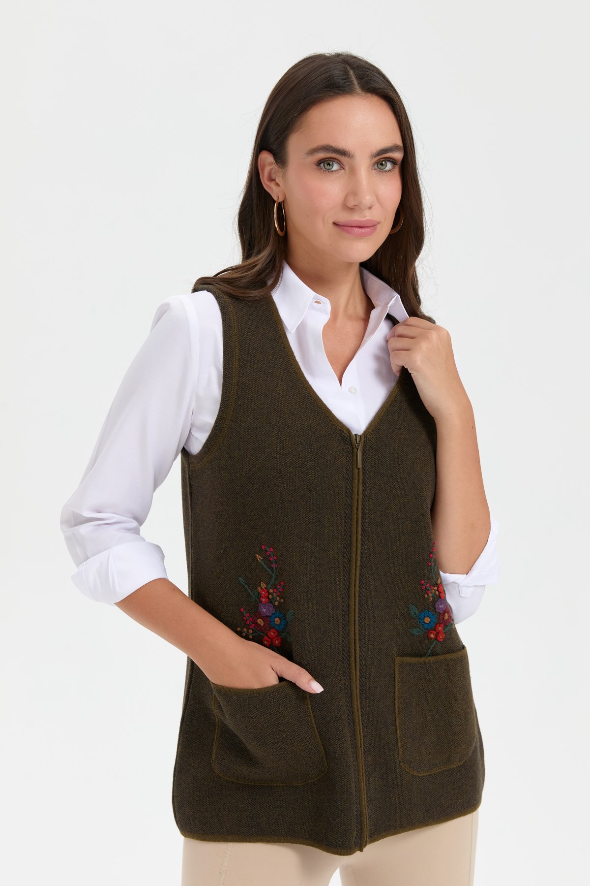 24001Kadın V Yaka Cep Üstü Nakış İşlemeli Yün Yelek A.Yeşil