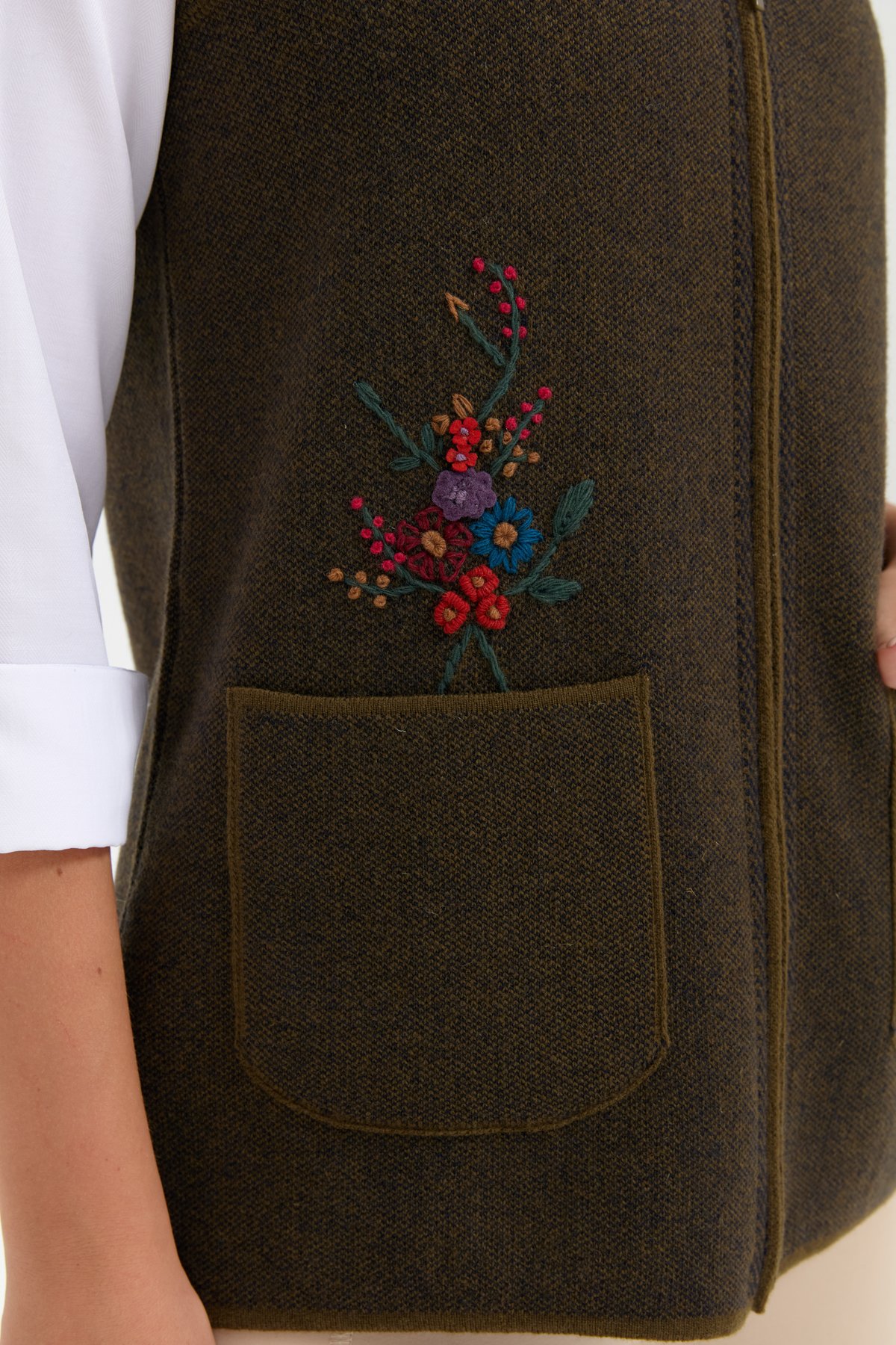 24001Kadın V Yaka Cep Üstü Nakış İşlemeli Yün Yelek A.Yeşil