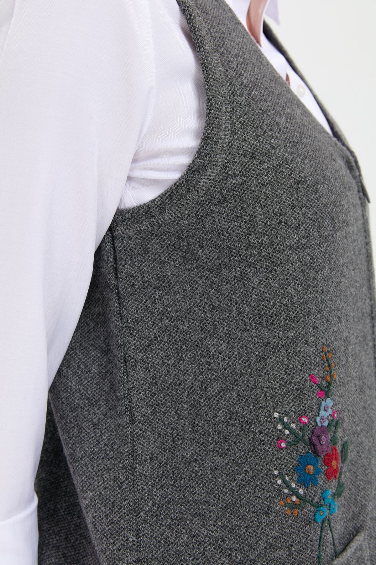 24001Kadın V Yaka Cep Üstü Nakış İşlemeli Yün Yelek Füme