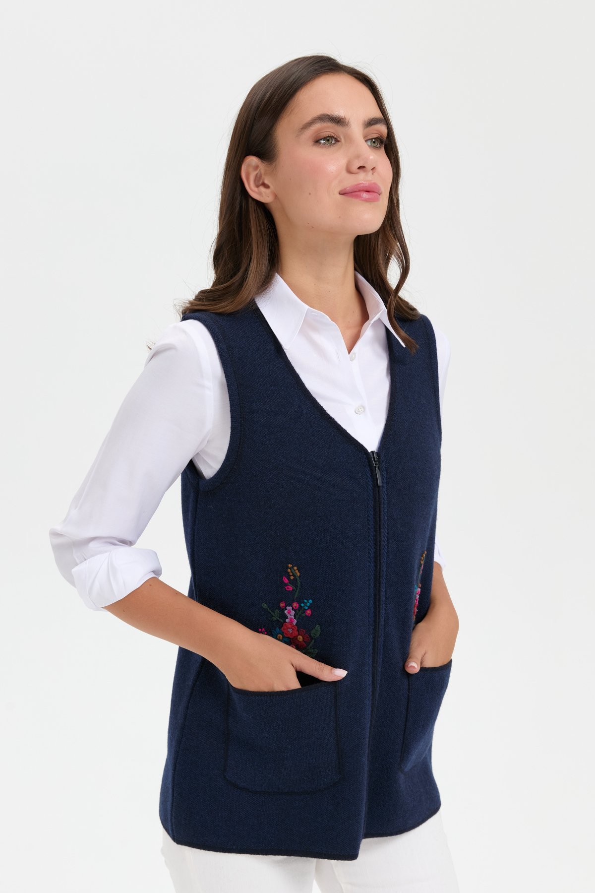 24001Kadın V Yaka Cep Üstü Nakış İşlemeli Yün Yelek K.Lacivert