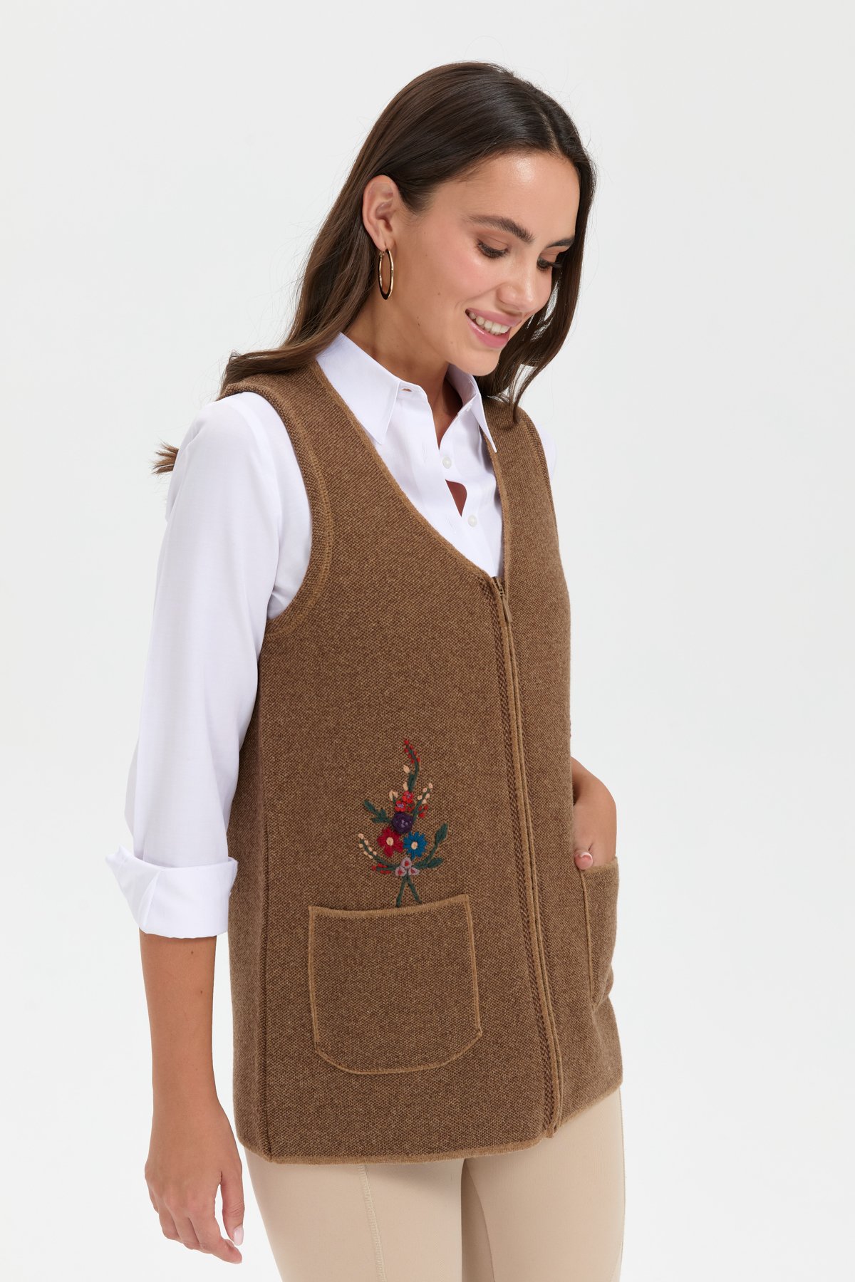 24001Kadın V Yaka Cep Üstü Nakış İşlemeli Yün Yelek V.Camel