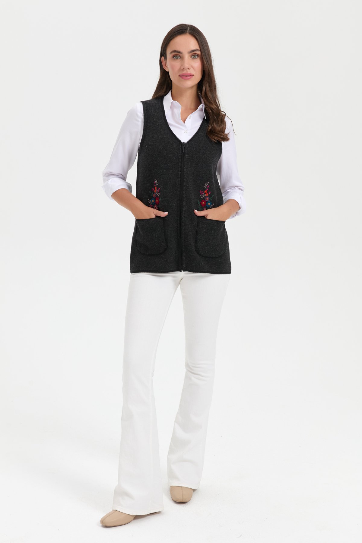 24001Kadın V Yaka Cep Üstü Nakış İşlemeli Yün Yelek Siyah