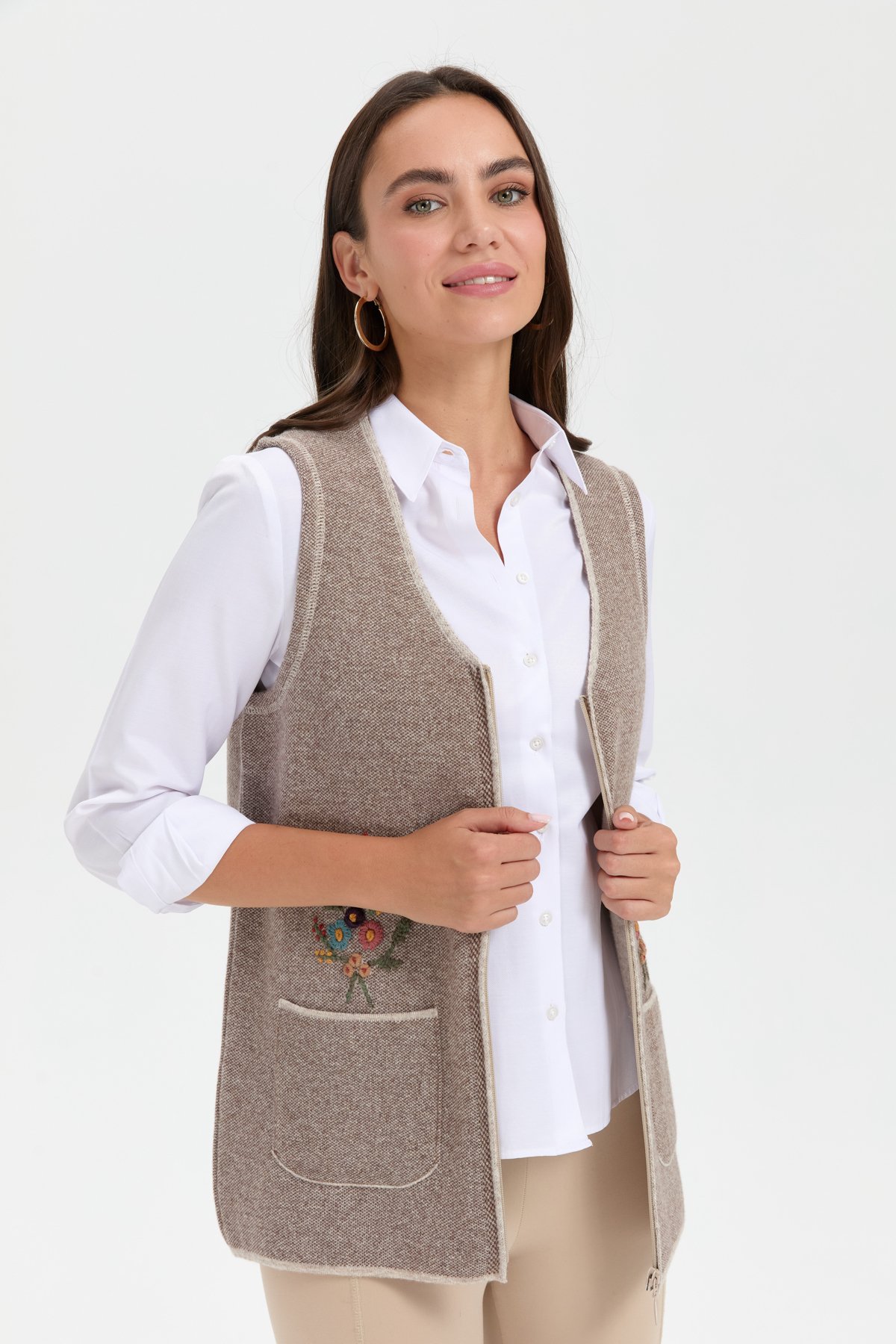 24001Kadın V Yaka Cep Üstü Nakış İşlemeli Yün Yelek V.Bej