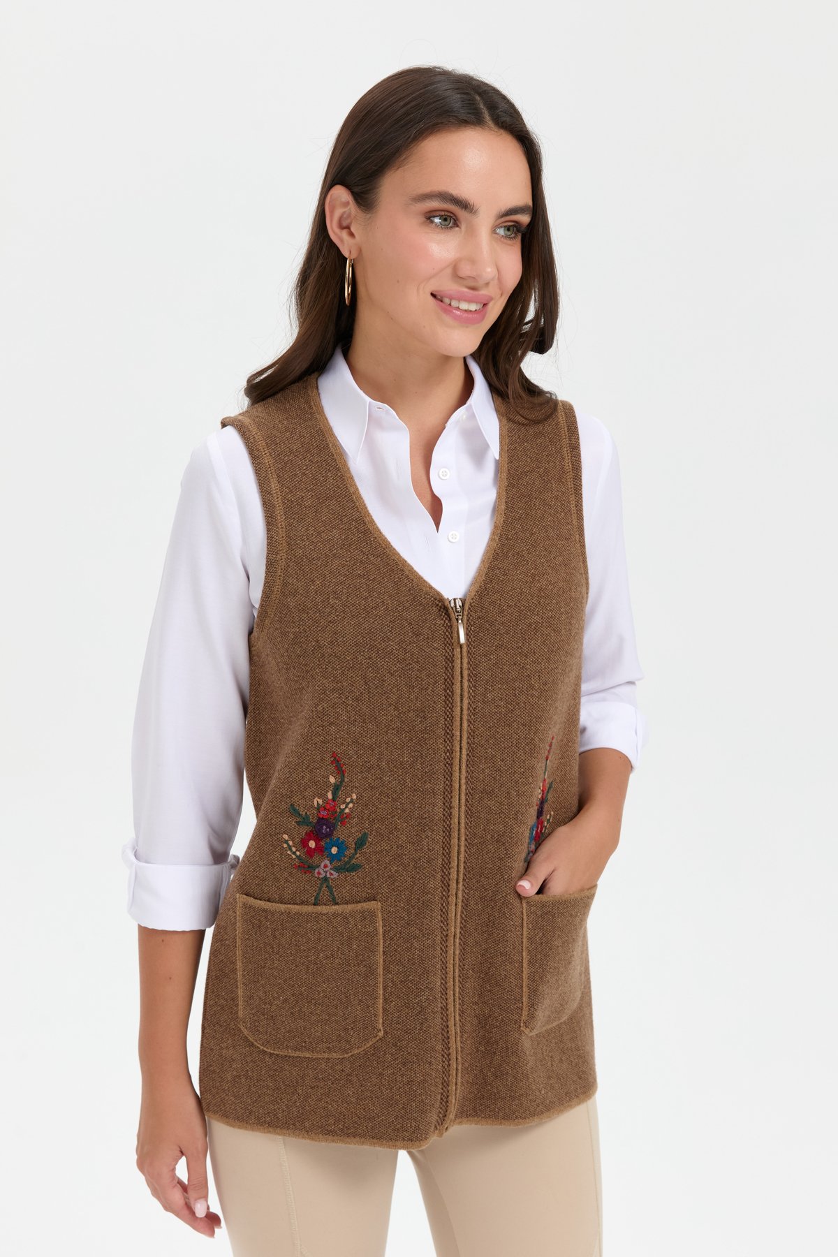 24001Kadın V Yaka Cep Üstü Nakış İşlemeli Yün Yelek V.Camel