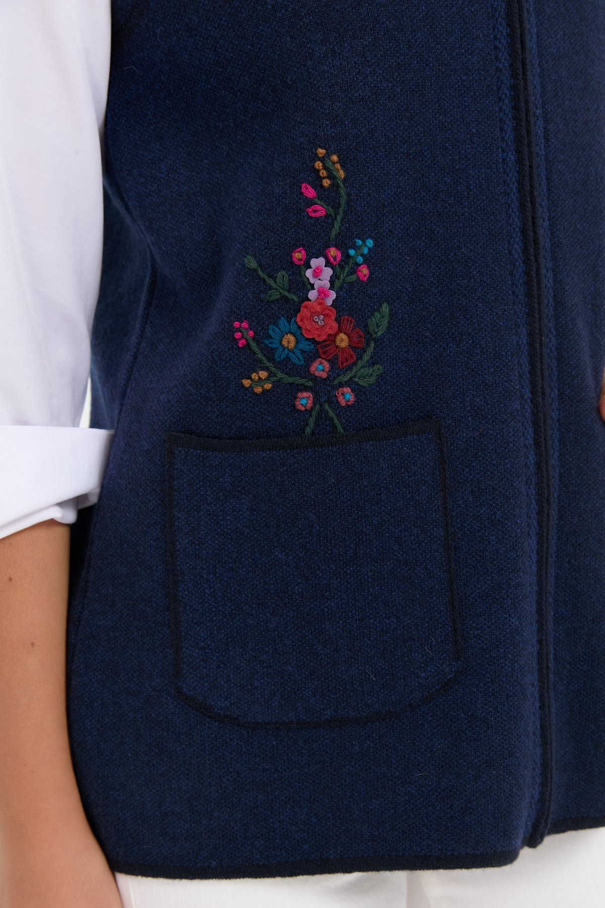 24001Kadın V Yaka Cep Üstü Nakış İşlemeli Yün Yelek K.Lacivert