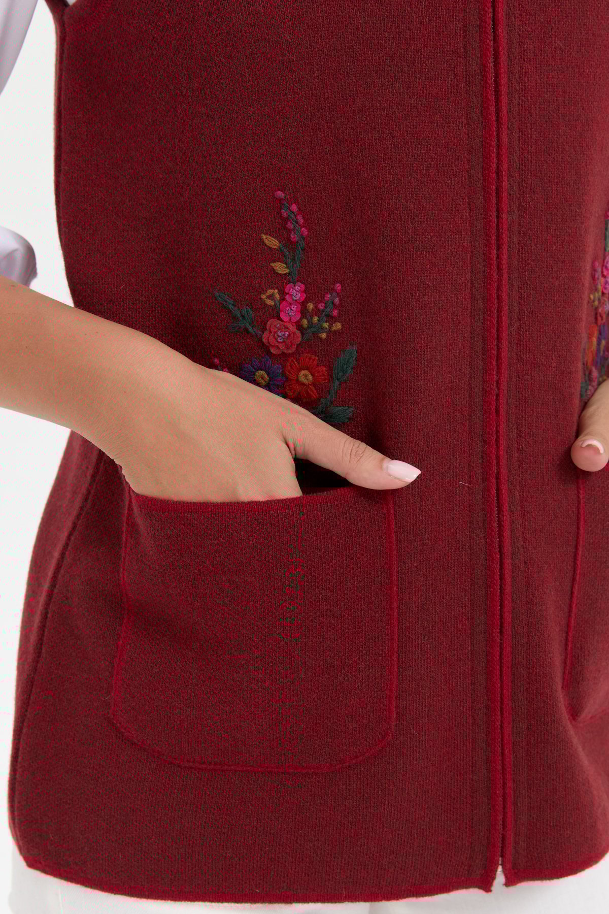 24001Kadın V Yaka Cep Üstü Nakış İşlemeli Yün Yelek V.Kırmızı