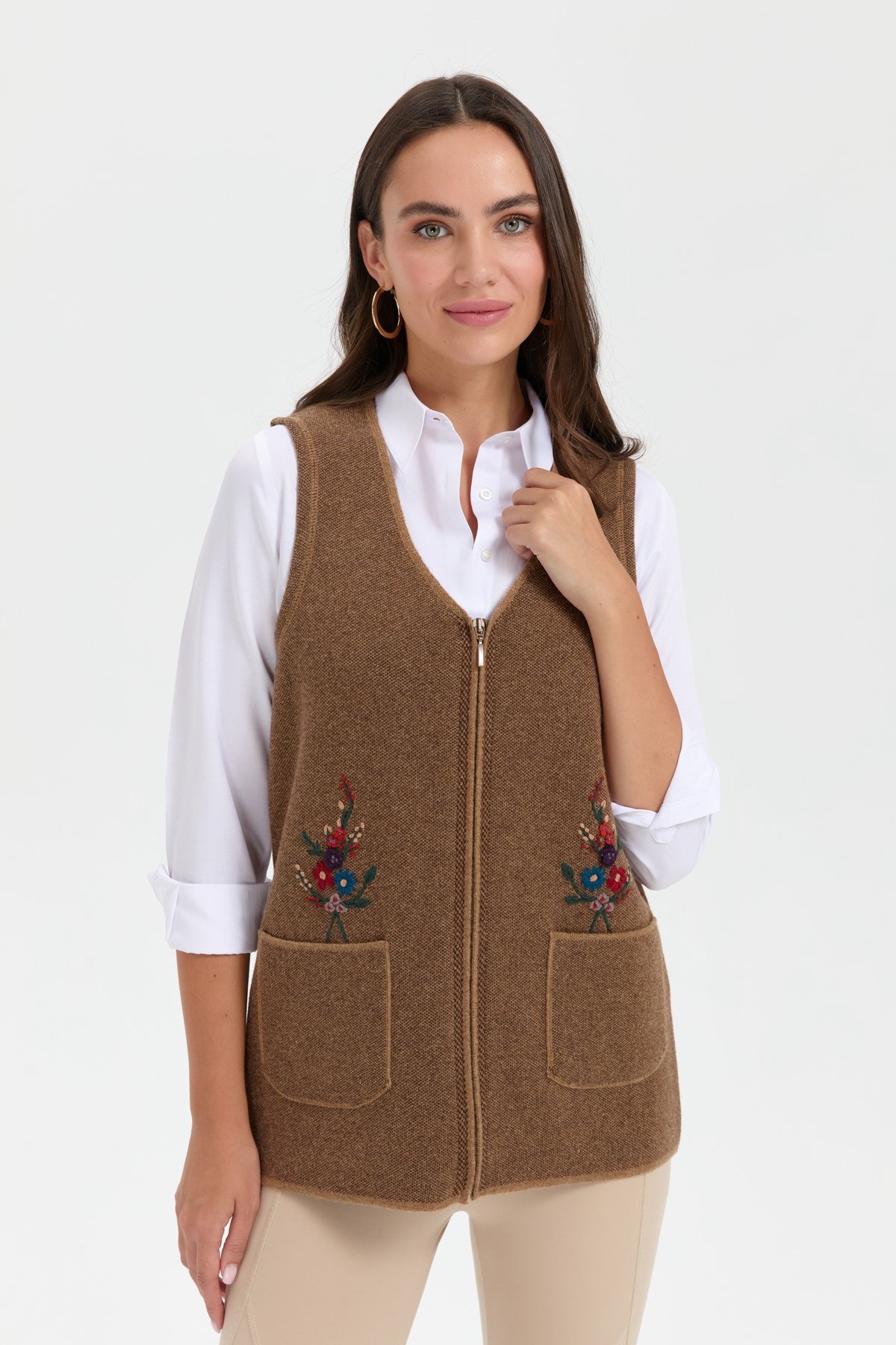 24001Kadın V Yaka Cep Üstü Nakış İşlemeli Yün Yelek V.Camel