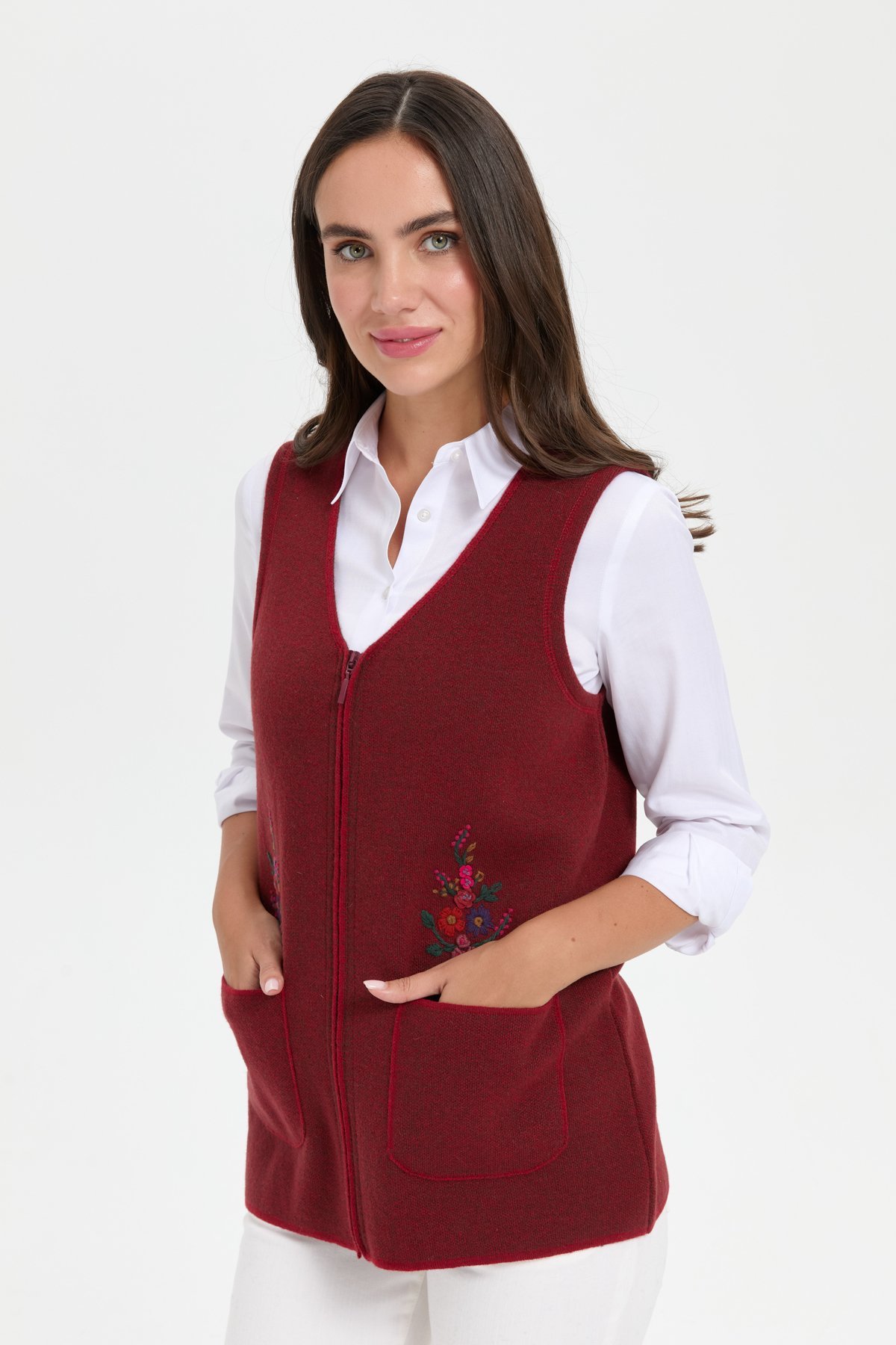 24001Kadın V Yaka Cep Üstü Nakış İşlemeli Yün Yelek V.Kırmızı