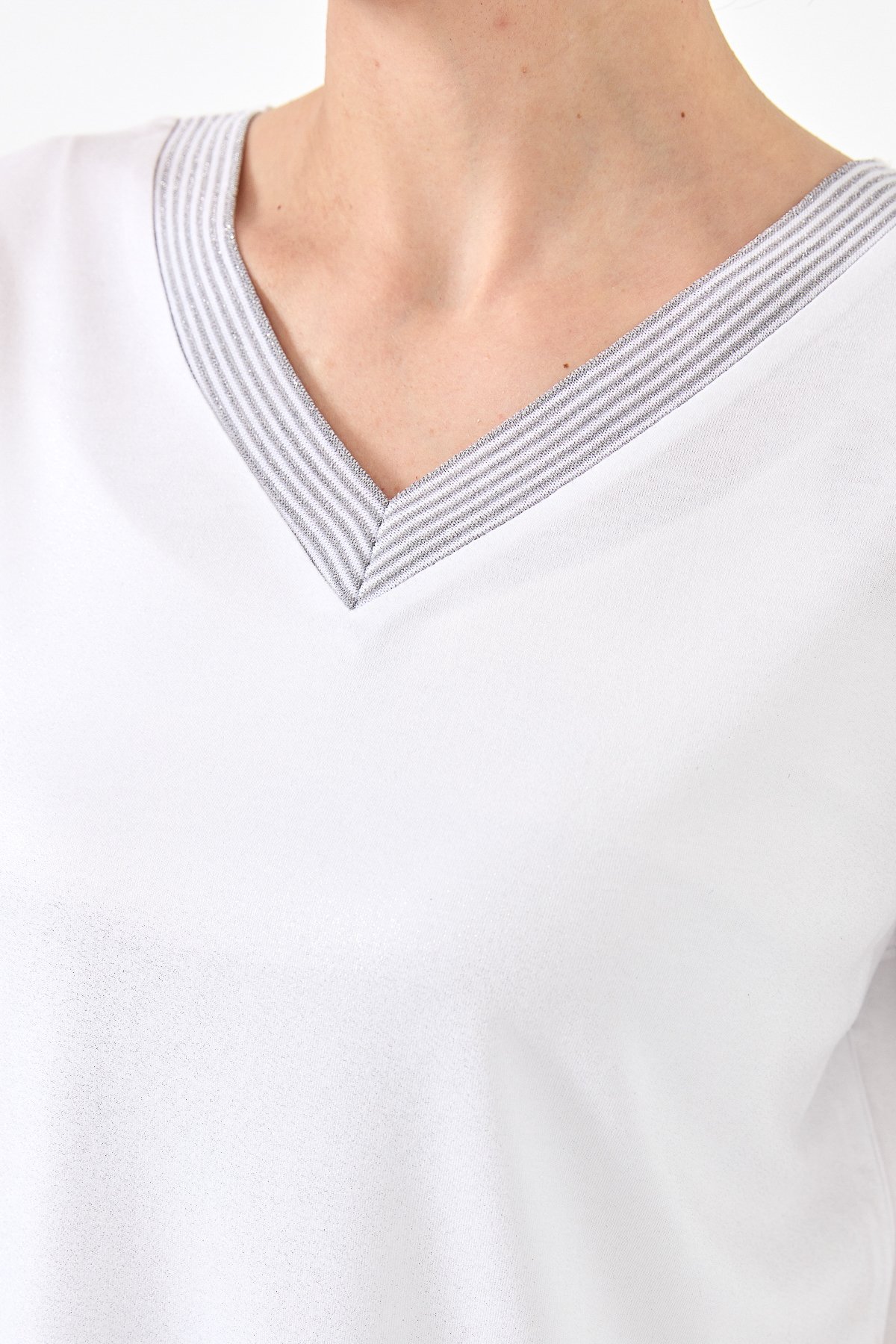 23453Kadın V Yaka Çizgili Penye T-shirt Beyaz