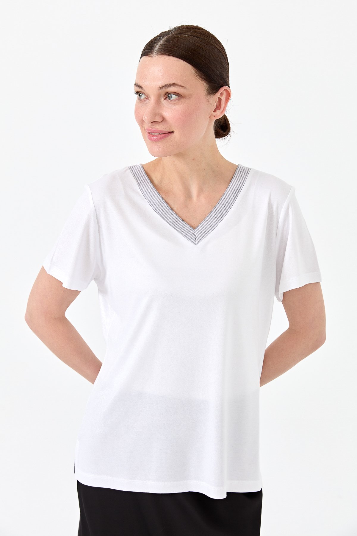 23453Kadın V Yaka Çizgili Penye T-shirt Beyaz