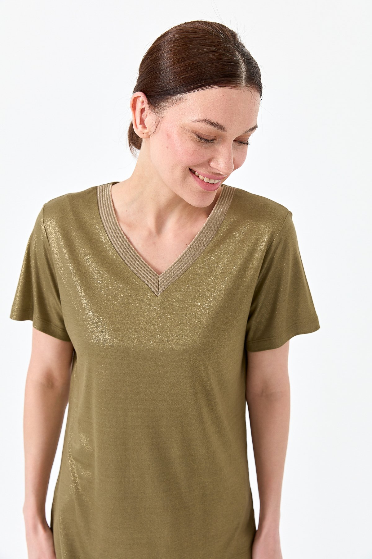 23453Kadın V Yaka Çizgili Penye T-shirt Haki