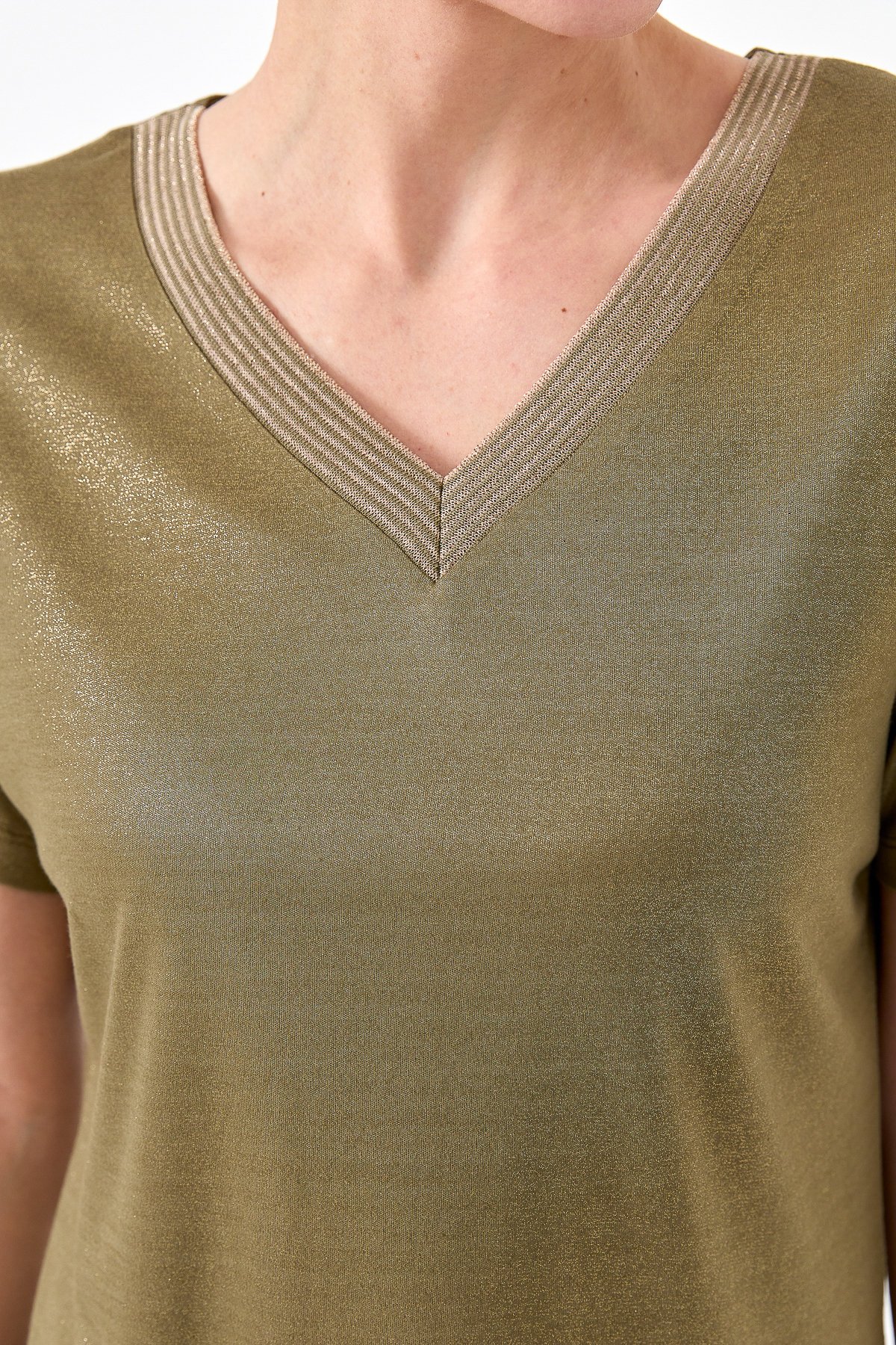23453Kadın V Yaka Çizgili Penye T-shirt Haki