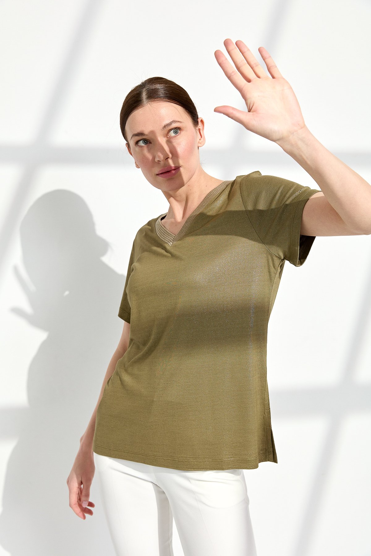 23453Kadın V Yaka Çizgili Penye T-shirt Haki