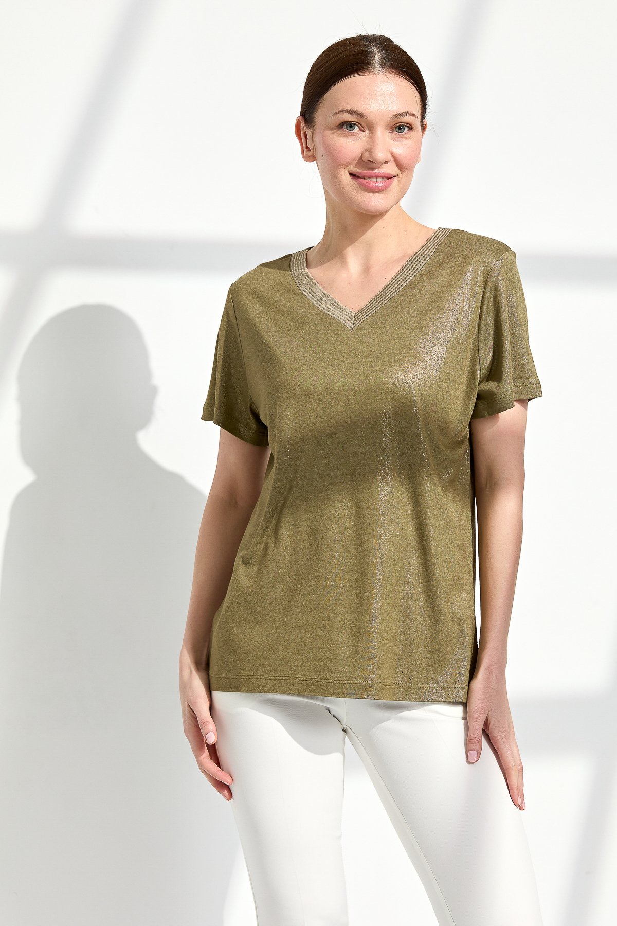 23453Kadın V Yaka Çizgili Penye T-shirt Haki