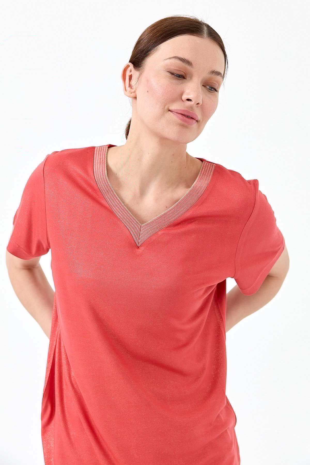 23453Kadın V Yaka Çizgili Penye T-shirt Mercan