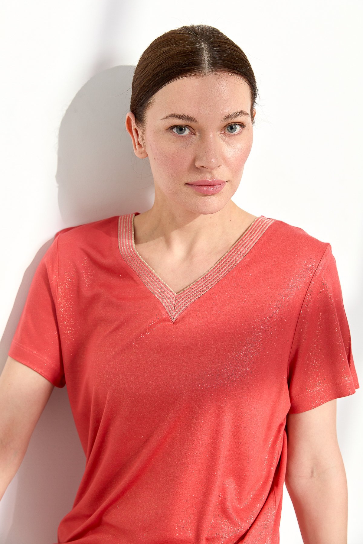 23453Kadın V Yaka Çizgili Penye T-shirt Mercan