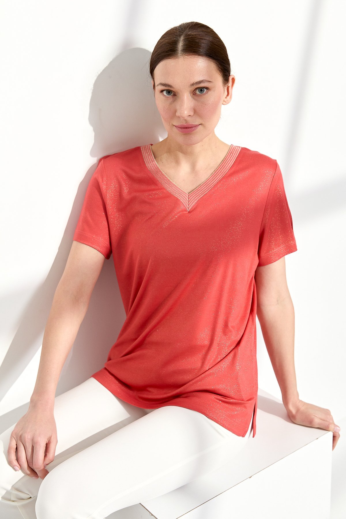 23453Kadın V Yaka Çizgili Penye T-shirt Mercan